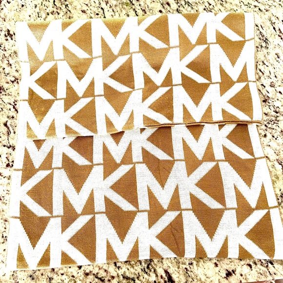 NWOT Michael Kors Unisex Infinity Scarf in Tan & Cream - Picture 5 of 8